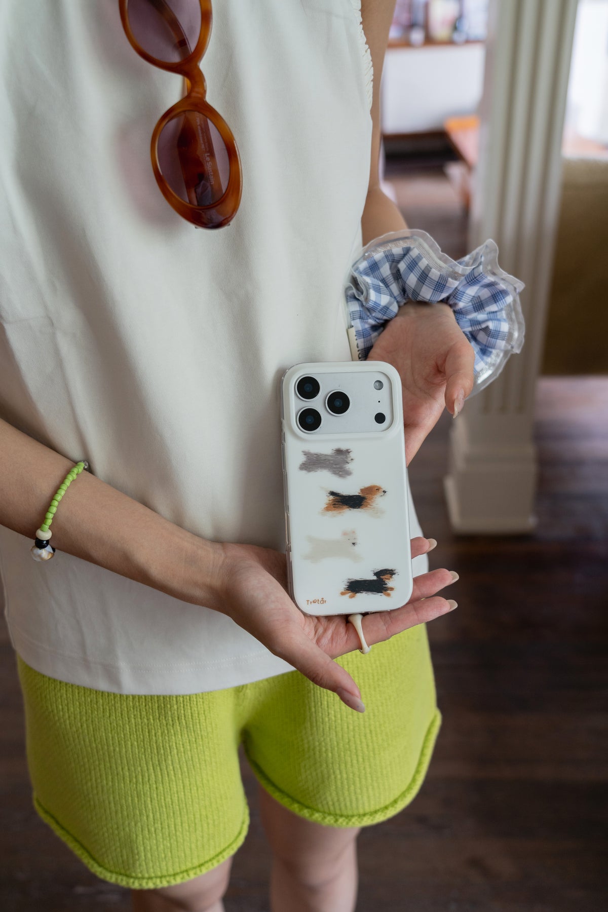 Close-up of the running puppy illustration on TRETAR phone case